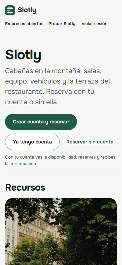La página pública de una empresa en el celular: su nombre, los botones para reservar con o sin cuenta y la foto del primer recurso.