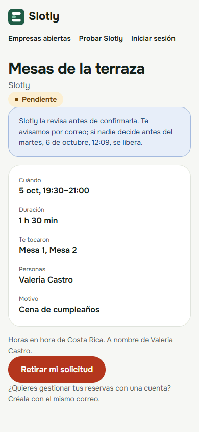 La reserva de una clienta en el celular: dos mesas de la terraza el 5 de octubre de 19:30 a 21:00, pendiente de que la empresa la confirme.