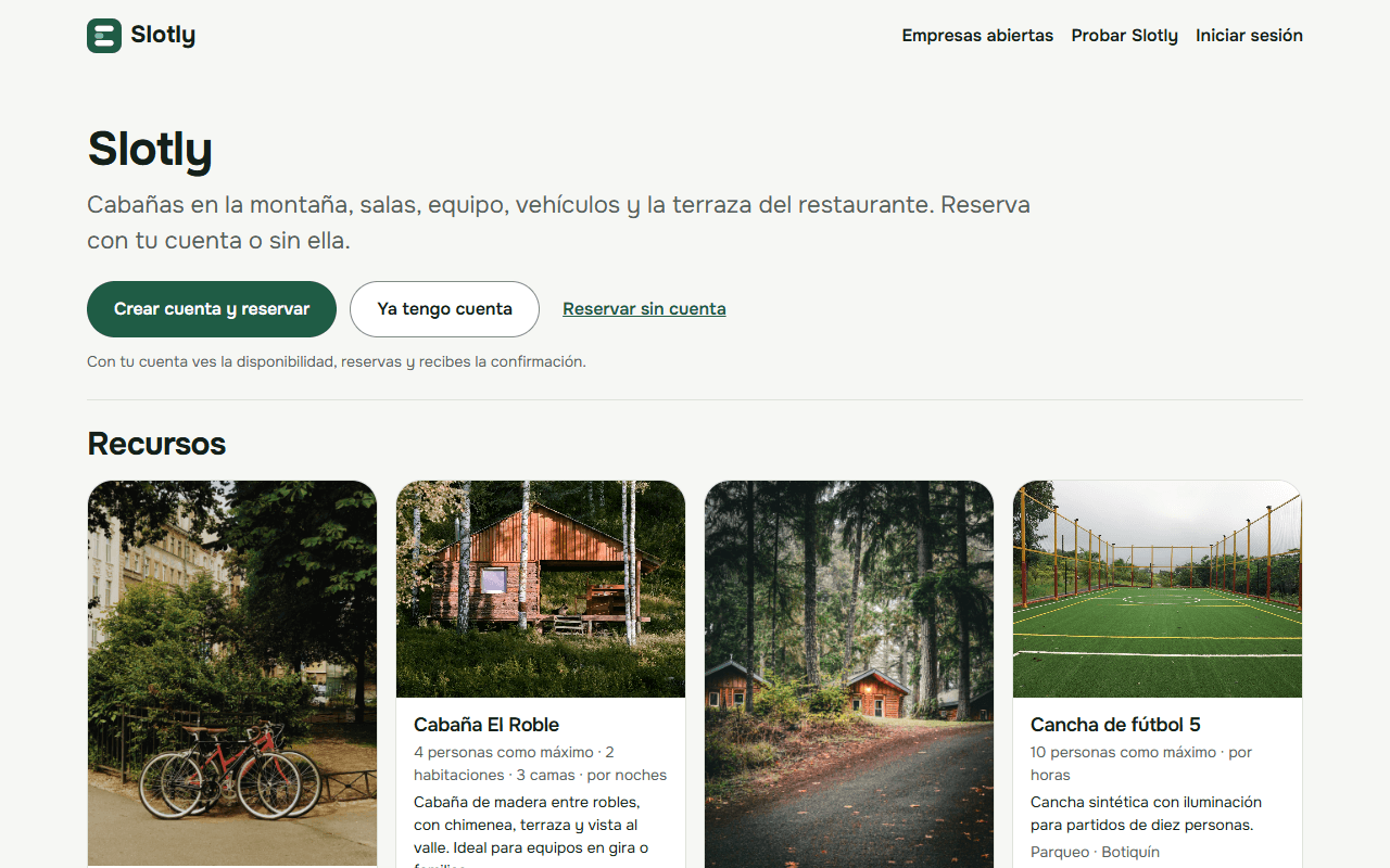 La página pública de una empresa en Slotly: su descripción, los botones para reservar con o sin cuenta y sus recursos con fotos: bicicletas, cabañas y una cancha de fútbol.